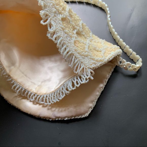 v i n t a g e :: Floral Scalloped Beaded Satin Lucite Envelope Purse - Picture 5 of 14